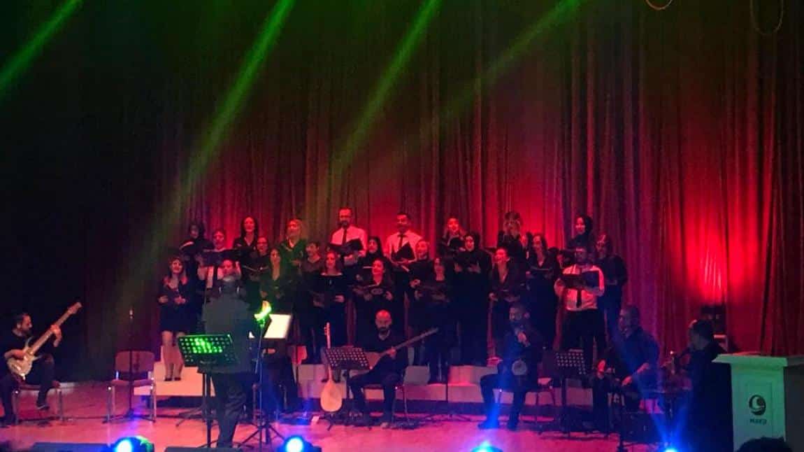 BURDUR'da okulumuz öğretmenlerinden Süleyman Önoğlu, Gökşen Belen,Aslı Han Tortop ün da aralarında olduğu Türk Halk Müziği topluluğunun konseri yoğun ilgi gördü.
